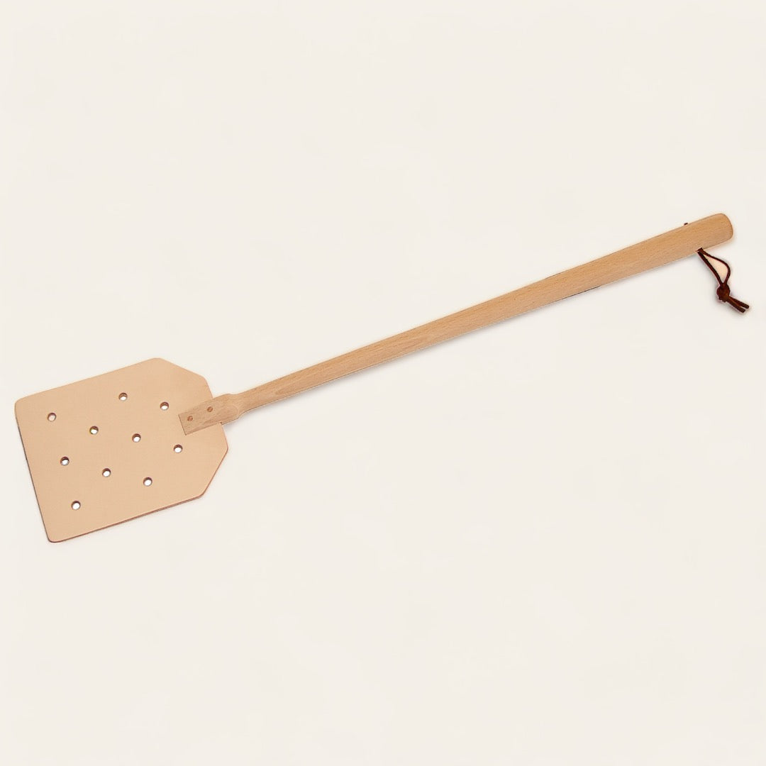 TAPETTE À MOUCHE - Cuir et bois