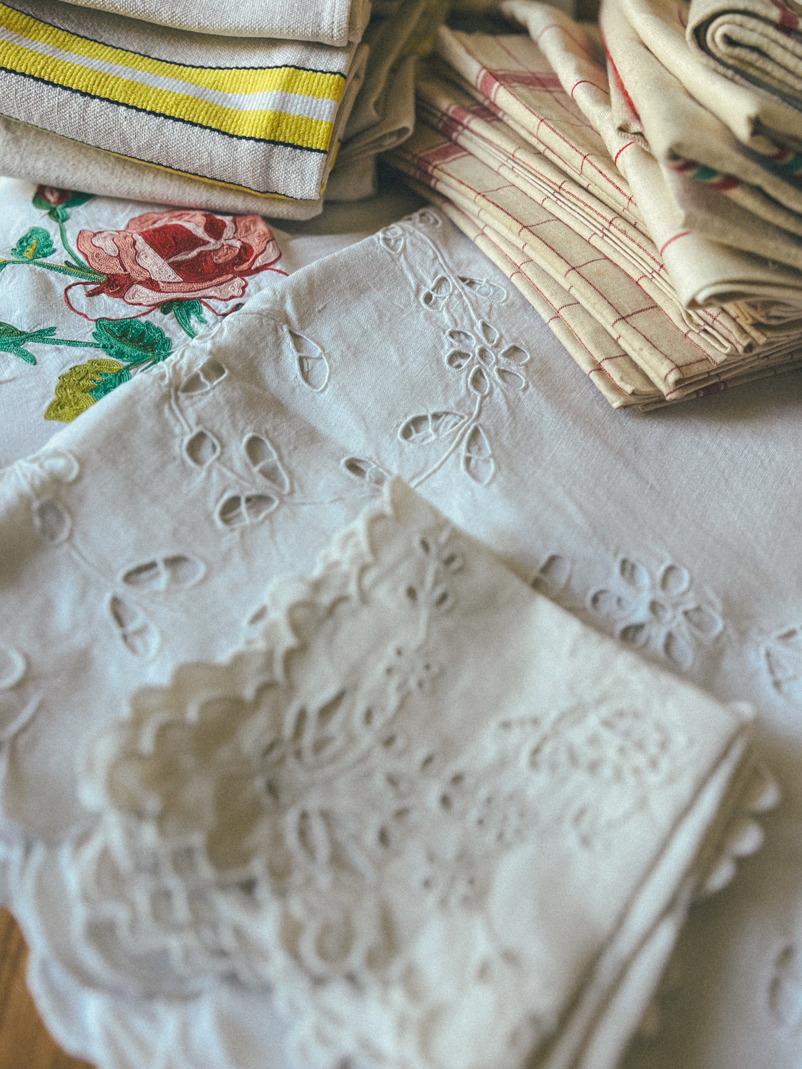 NAPPE CARRÉE ANCIENNE BRODÉE - Fleurs et festons