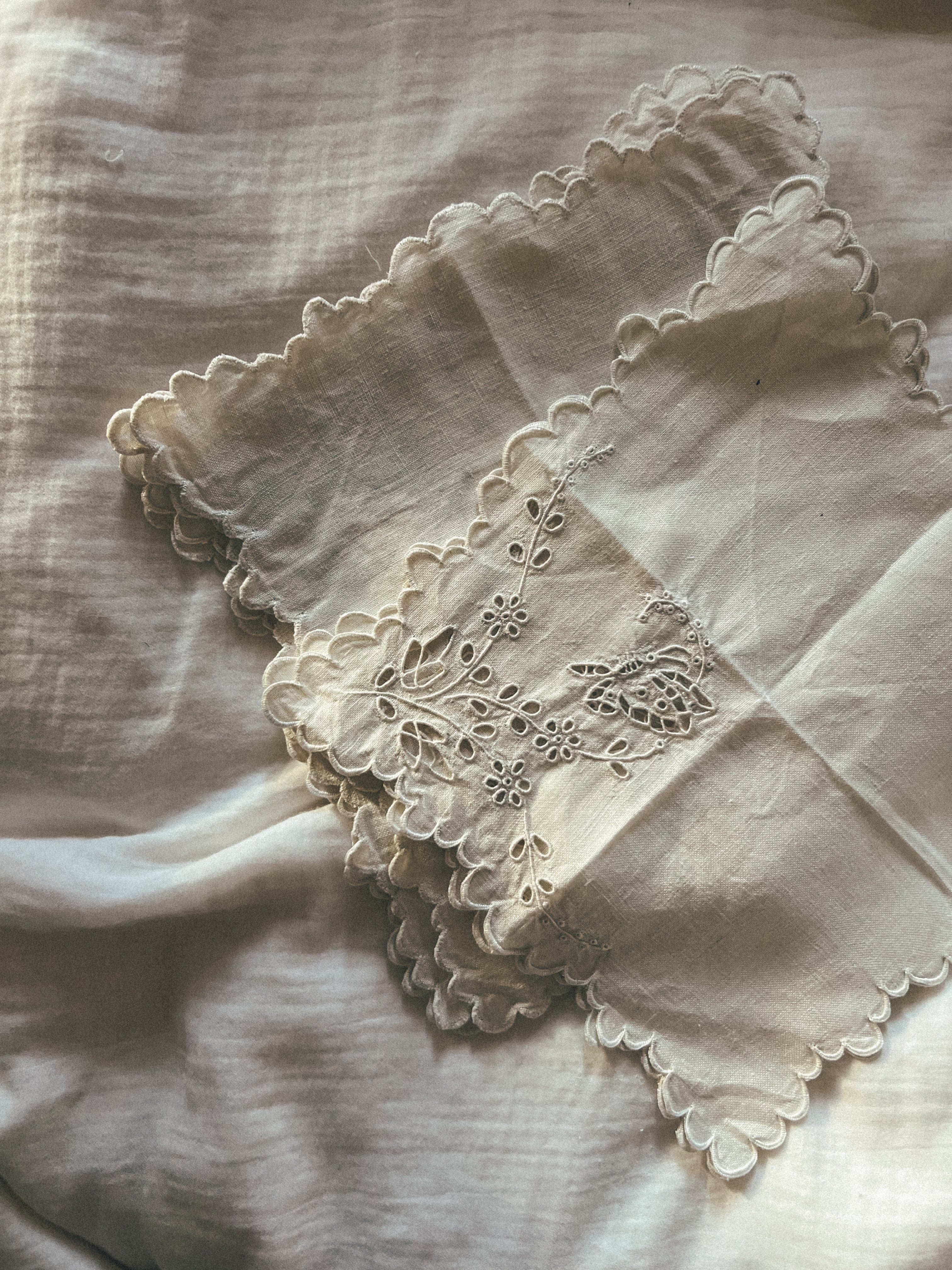 NAPPE CARRÉE ANCIENNE BRODÉE - Fleurs et festons