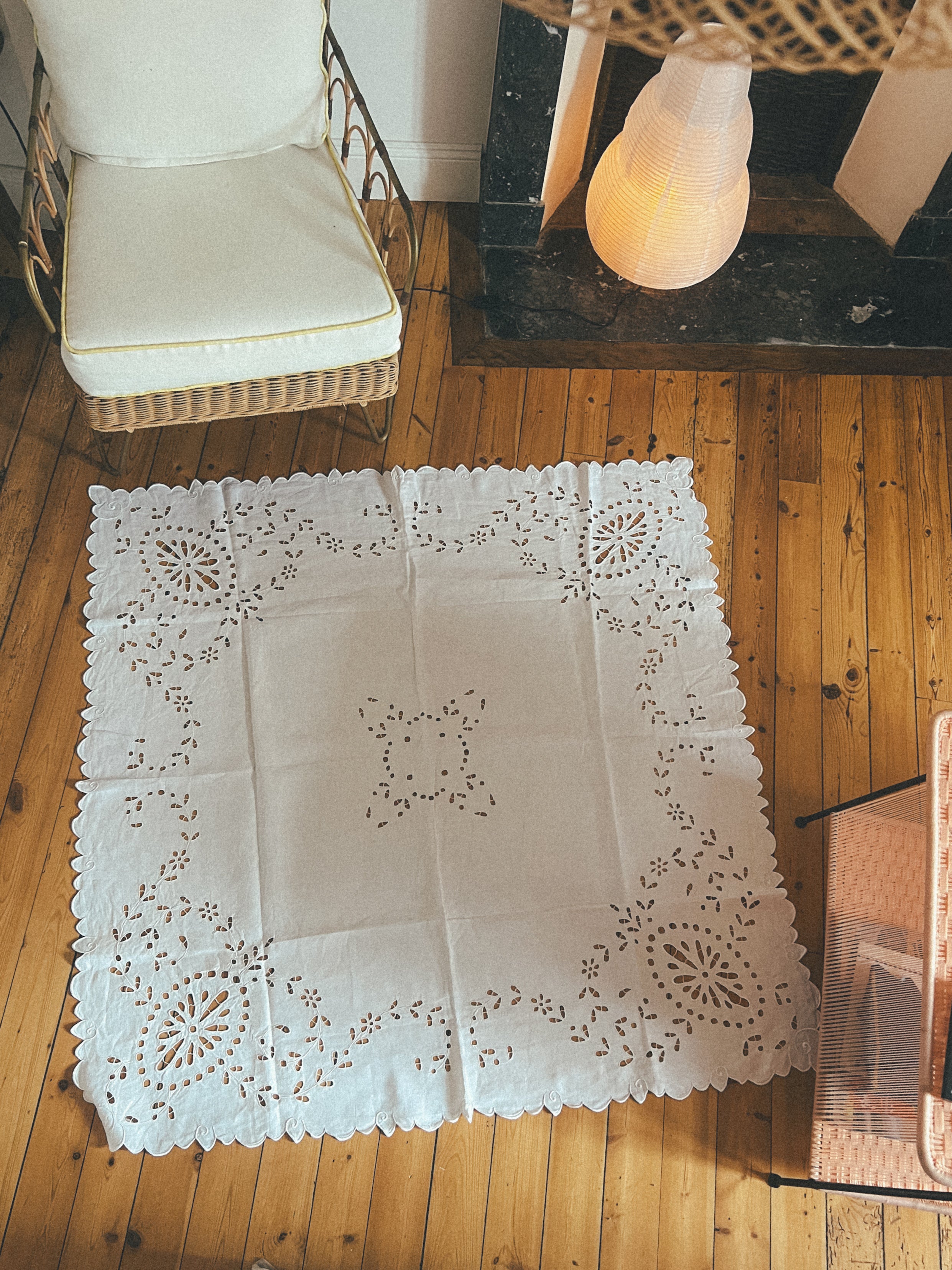 NAPPE CARRÉE ANCIENNE BRODÉE - Fleurs et festons