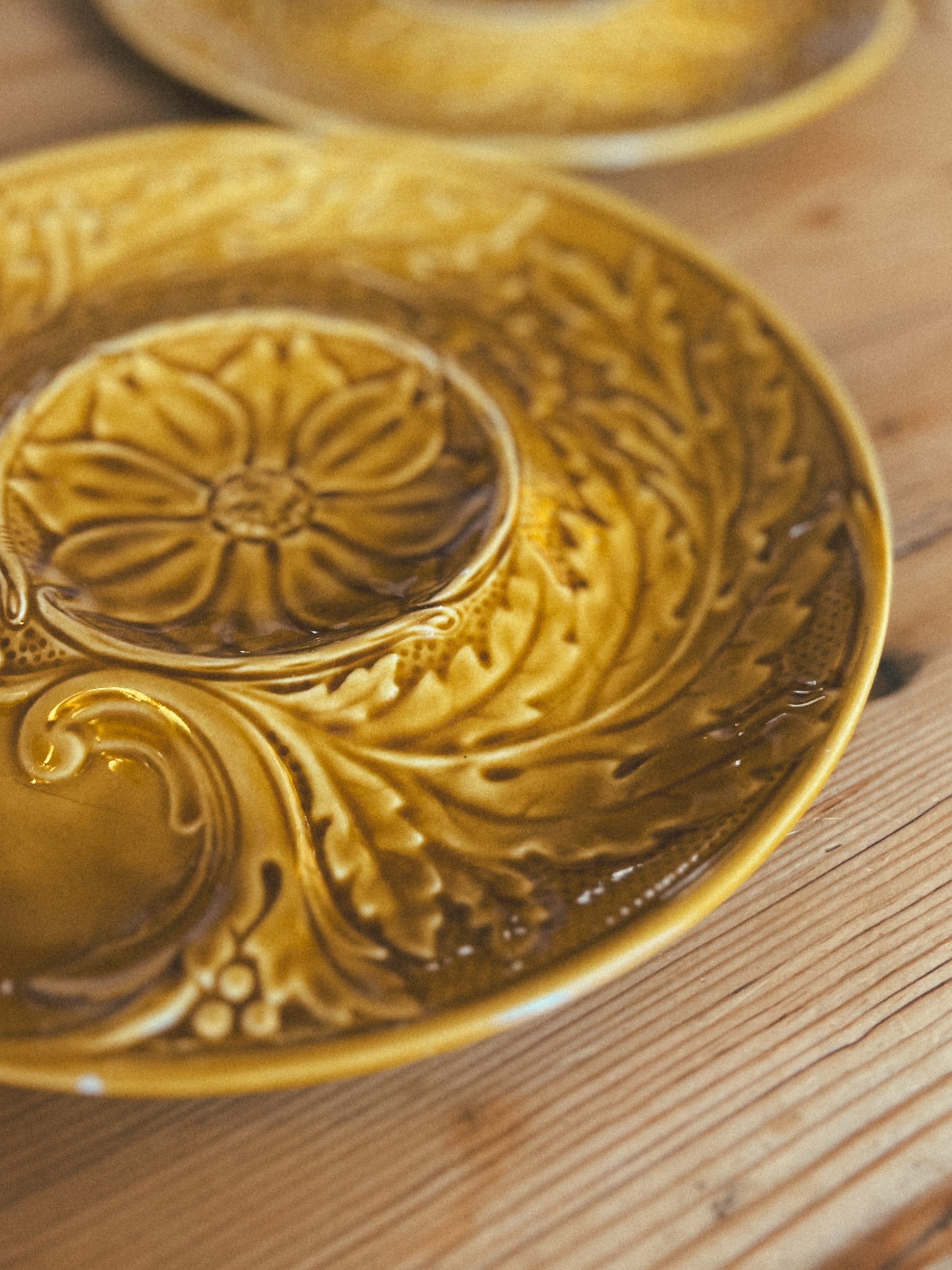 ASSIETTE À ARTICHAUT VINTAGE - Ocre